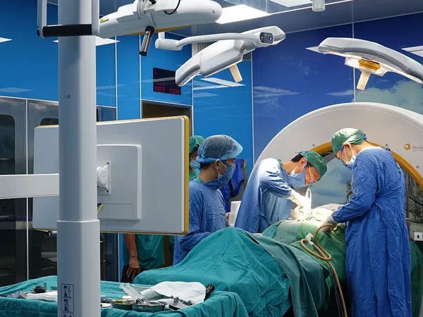 Người đàn ông bị thang máy kẹp đầu, vỡ hộp sọ