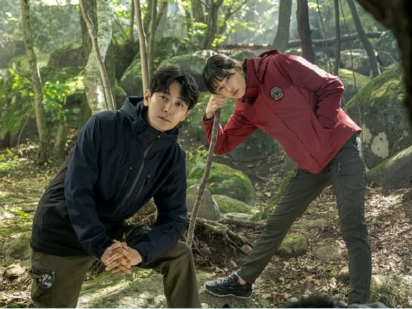 'Mợ chảnh' Jeon Ji Hyun - Joo Ji Hoon tung ảnh đẹp đôi trong phim mới