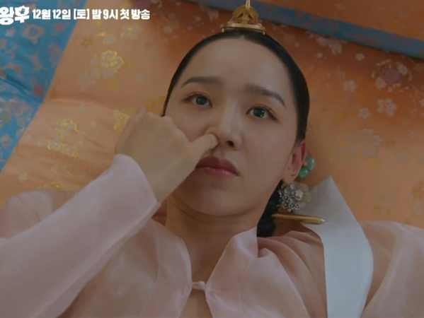 Mr Queen: Choi Jin Hyuk khóc thét vì xuyên không về cổ đại làm vương hậu, cưới vua