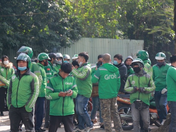 Nỗi niềm cánh tài xế sau khi Grab tăng giá cước: Người tắt app ngừng chạy, người vẫn cắn răng làm vì còn nuôi cả gia đình