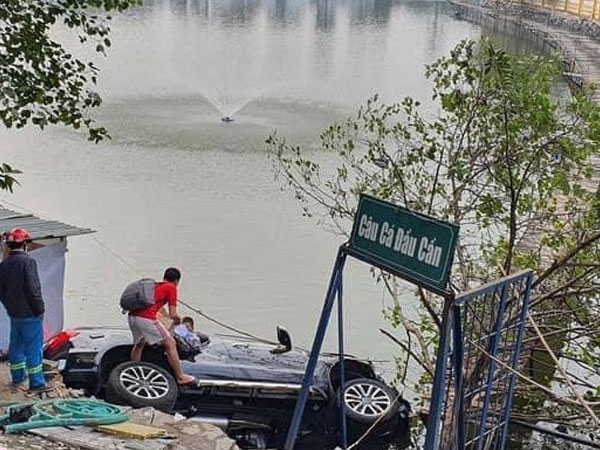 Ôtô tông gãy lan can rồi lao xuống hồ ở Hà Nội, 4 người thoát chết