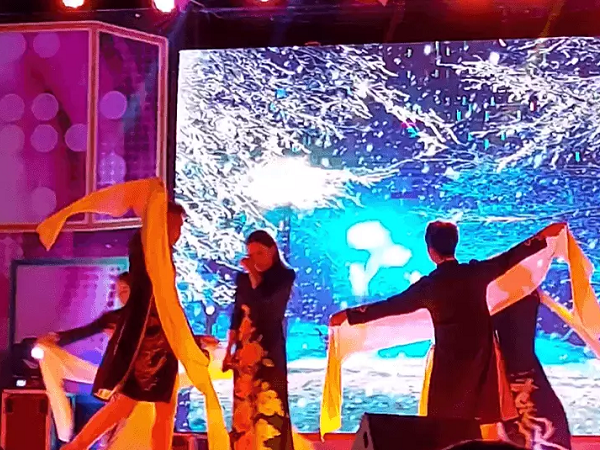 Phi Nhung khóc nức nở trên sân khấu vì đi diễn ở tỉnh đúng hôm Chí Tài mất, ra về không nổi phải nhờ người dìu