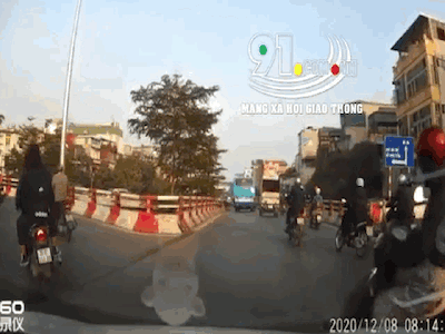Video: Bất ngờ tạt đầu ô tô, người phụ nữ đi xe máy bị ngã đau giữa trời lạnh