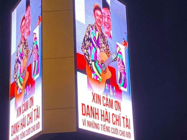 Xúc động trước hình ảnh nghệ sĩ Chí Tài được đặt trang trọng trên biển quảng cáo cỡ lớn: Xin cảm ơn vì những tiếng cười dành cho đời!