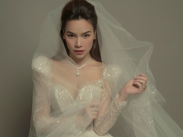 Hà Hồ hé lộ ảnh nét căng diện váy cưới khoe nhan sắc đỉnh cao và vòng 1 căng đầy: Mẹ bỉm hot nhất nhì Vbiz là đây!