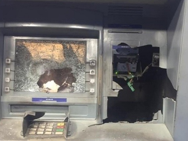 Vác búa đập phá cây ATM vì rút 5 triệu bị trừ...11 triệu