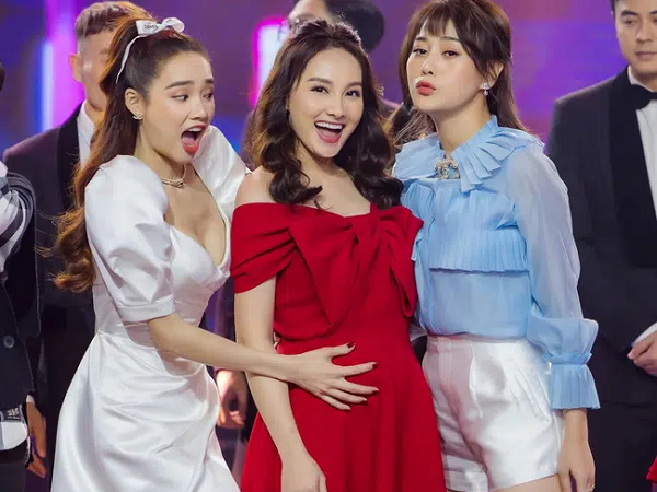 Nhã Phương đọ sắc cùng bà bầu Bảo Thanh trong chương trình hội tụ dàn sao 'Về nhà đi con'