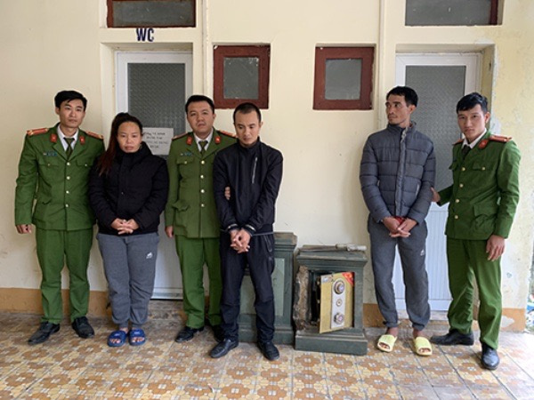 Hai vợ chồng rủ bạn học gây 6 vụ đục két trộm tiền