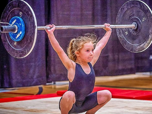 Bé 7 tuổi nâng tạ 80 kg