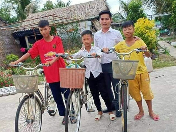Bé trai 12 tuổi cùng bạn đạp xe 400km từ Cà Mau lên TP.HCM tìm mẹ đã được tặng xe đạp mới: 'Con nhớ mẹ lắm, con không muốn xa mẹ nữa đâu'