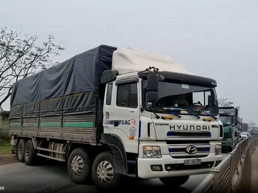 Bị CSGT lập biên bản, tài xế lái xe chắn ngang QL 1A rồi bỏ trốn