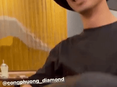 Công Phượng 'xả vai' sau đám cưới, rõ mới lấy vợ nên đi đâu cũng cười toe toét