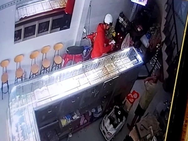 Nam thanh niên đeo khẩu trang kín mặt bất ngờ tấn công, đánh liên tiếp vào mặt chủ tiệm vàng