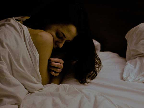 Đêm tân hôn, chồng lạnh lùng đề nghị chia giường: 'Anh sẽ không ngủ chung cùng em' và sự hối hận tê tái của cô vợ vì lời thúc giục mà 'nhắm mắt đưa chân'