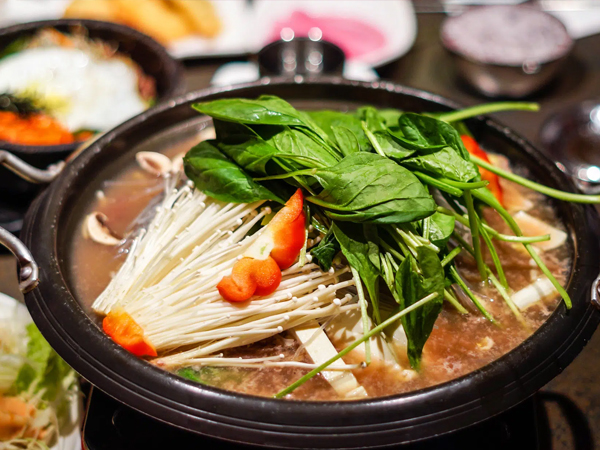 Ăn lẩu mùa lạnh nên tránh ăn 5 loại rau quen thuộc này vì có thể hại tiêu hóa, gây ngộ độc, tổn thương cơ thể