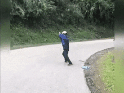Clip: Người đàn ông quay rắn hổ mang chúa gần 20 vòng