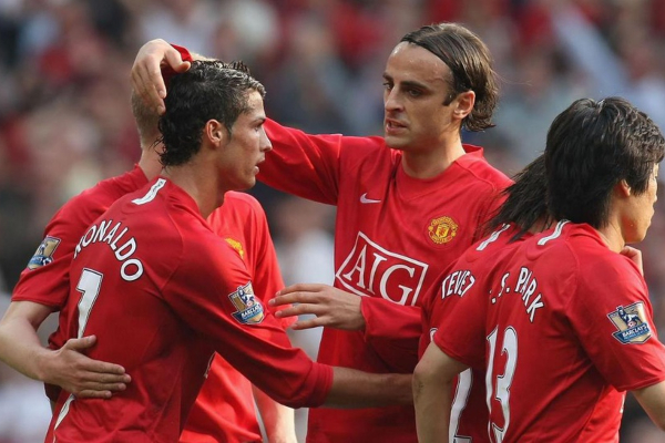 Ronaldo gây ấn tượng với đồng đội khi không uống rượu bia trong tiệc Giáng Sinh