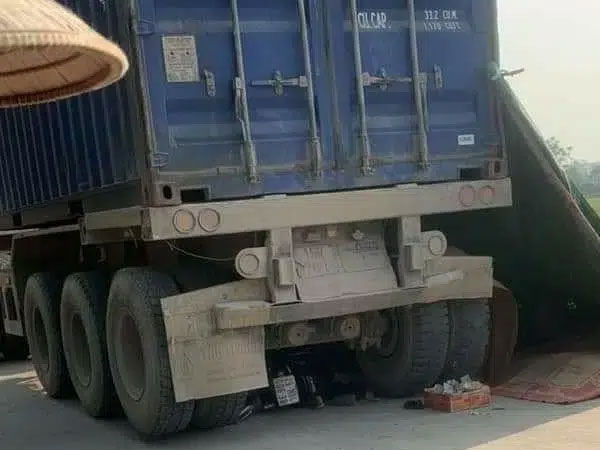 Xe container lùi vào đường làng cán chết 2 chị em ruột
