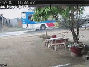 Cú đánh lái cứu hàng chục người trong thế 'ngàn cân treo sợi tóc' trên ô tô khách