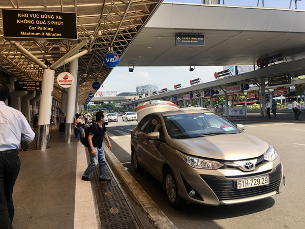 Yêu cầu sân bay Tân Sơn Nhất bố trí làn C cho taxi đón khách