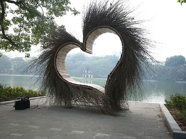 Tiểu cảnh 'trái tim lông lá' ở bờ hồ Hoàn Kiếm đã được dỡ bỏ sau khi gây tranh cãi dữ dội