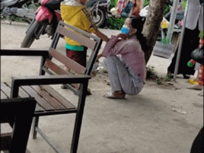 Cậu bé quấy khóc ở bến tàu đòi mua đồ chơi nhưng hành động của người bà mới khiến ai cũng ngán ngẩm