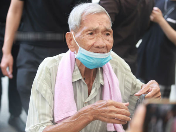 Bệnh nặng phải dùng máy trợ thở, cụ ông vẫn quyết vượt đường xa để tới tiễn đưa cố nghệ sĩ Chí Tài lần cuối