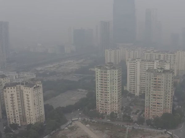 Hà Nội ô nhiễm không khí nghiêm trọng, bầu trời mờ đục vì khói bụi