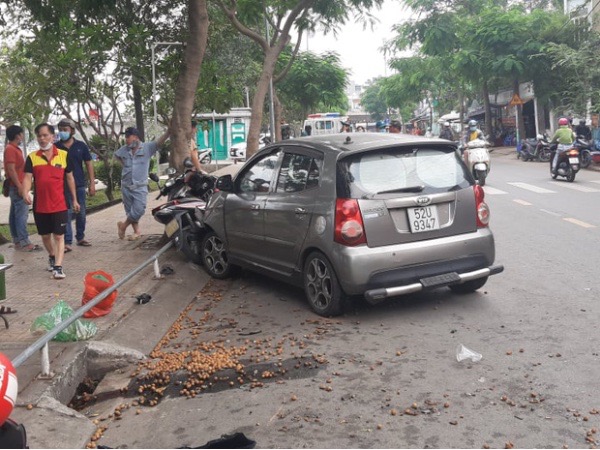 TP.HCM: Lại thêm ô tô tông nhiều xe máy, 2 cô gái nhập viện cấp cứu