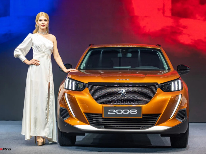Ra mắt Peugeot 2008 tại Việt Nam: Giá từ 739 triệu đồng, công nghệ an toàn như xe sang, phả hơi nóng lên Hyundai Kona
