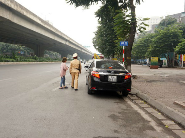 Dán thông báo phạt ‘nguội’ lên ô tô dừng đỗ sai quy định ở Hà Nội