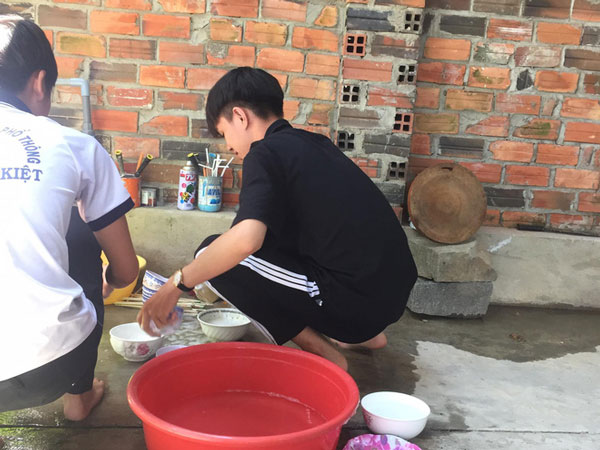 Đến nhà bạn gái ra mắt, chàng trai bị bắt rửa 6 mâm bát, nhưng phản ứng của mọi người mới khiến anh 'sốc'