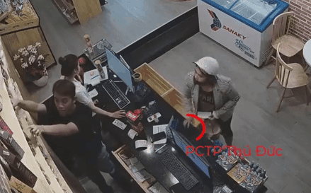 Video: Một thủ đoạn đơn giản lừa cả 2 nhân viên bán hàng, nạn nhân hoa mắt vì màn trộm điện thoại "có nghề"