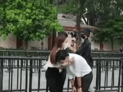Trường Giang thở hồng hộc vì suy sụp khi tiễn đưa linh cữu NS Chí Tài về Mỹ, phải nhờ Nhã Phương giúp đứng vững