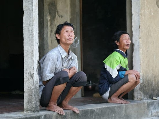 Cặp song sinh mù lòa trong căn nhà cô lập giữa đồng: 'Không còn dám mơ vợ con gì cả, dắt nhau đi xin ăn được bữa nào hay bữa đó thôi'