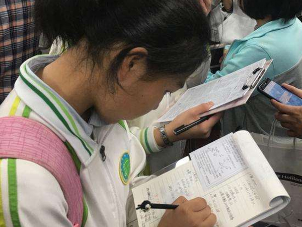 Cha mẹ ép học đến mức tiêm thuốc, cô bé 9 tuổi để lại lời nhắn: 'Mẹ ơi, con lên trời rồi. Ở đây mệt quá!'