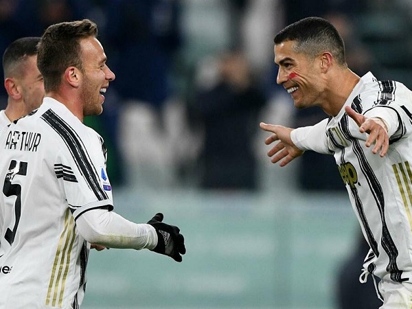 Arthur: 'Ronaldo dễ gần hơn Messi'
