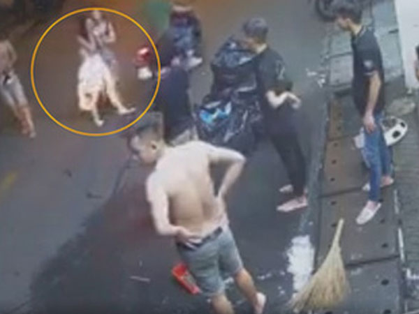 Thanh niên kẹp cổ, đánh cô gái rồi dùng mã tấu doạ chém nhiều người can ngăn ở Sài Gòn
