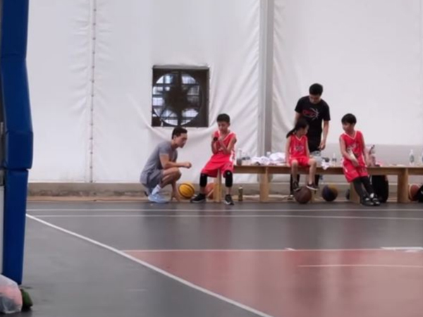 Hà Hồ hạnh phúc khoe khoảnh khắc chứng minh quan hệ của Kim Lý - Subeo, đặc biệt là hành động khuỵ gối đầy tinh tế!