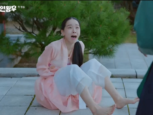 'Mr. Queen' tập 1: Choi Jin Hyuk xuyên không biến thành phụ nữ vì lỡ hôn Shin Hye Sun