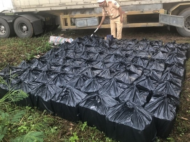 Bắt container chở 462 chai rượu Chivas 21 không rõ nguồn gốc
