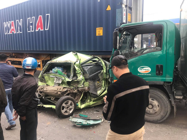 Hà Nội: 2 ô tô con bị tông bẹp dúm khi dừng chờ đèn đỏ, nhiều người bị thương