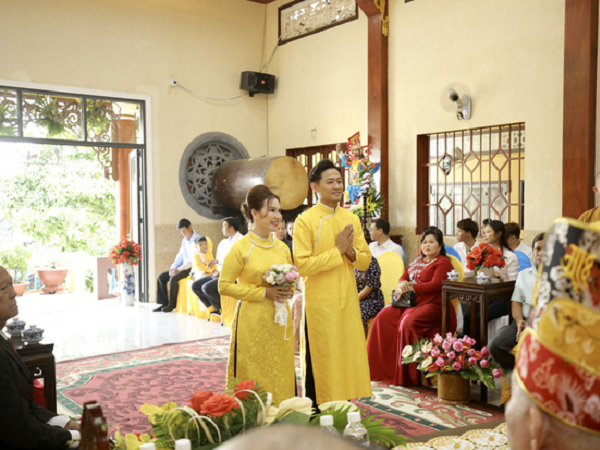 Quý Bình hé lộ hình ảnh trong lễ Hằng thuận, khoảnh khắc nam diễn viên chăm sóc bà xã doanh nhân chiếm spotlight