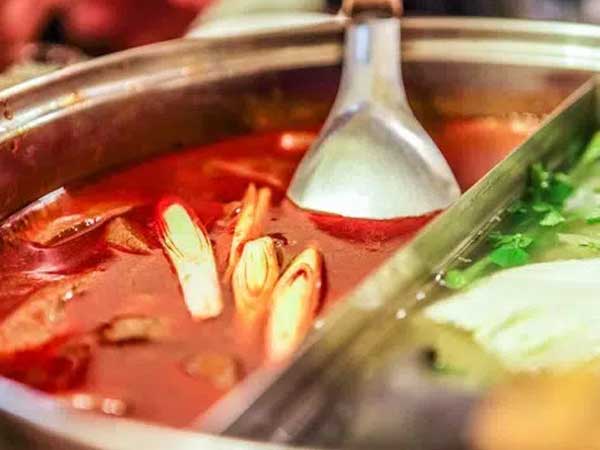 Ăn lẩu cay 3 lần/tuần, người đàn ông đi khám trong tình trạng bùng phát mụn trên da đầu