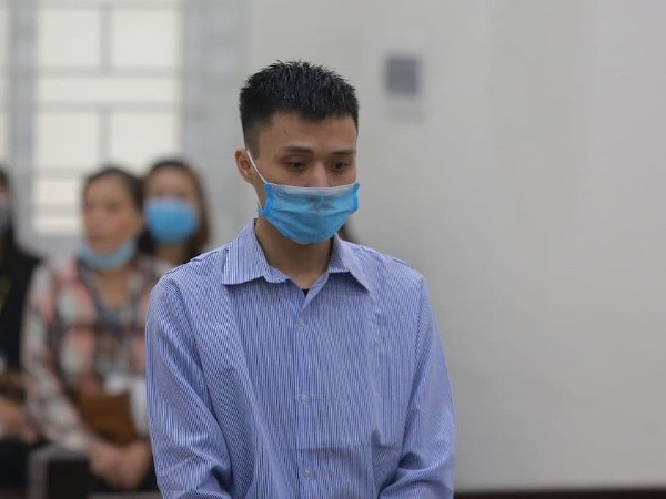 Vụ chồng sát hại vợ cùng con trai vì nghi vợ ngoại tình: Người thân đau xót đem di ảnh 2 mẹ con đến tòa
