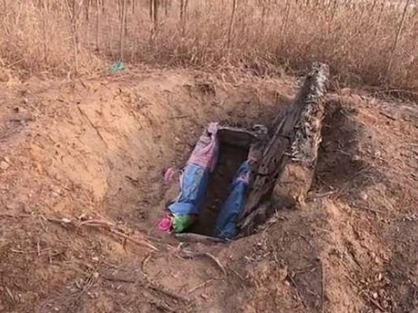 Đào thi hài con gái đã chết 12 năm rồi bán làm 'cô dâu ma'