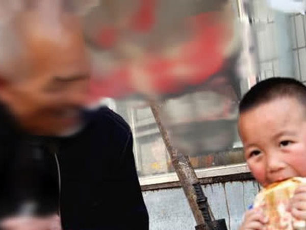 Hỏi: 'Cháu có xấu hổ khi đến nhà ông?', cậu nhóc đáp 'Không', nhưng câu tiếp theo khiến cả gia đình sững người đau đớn