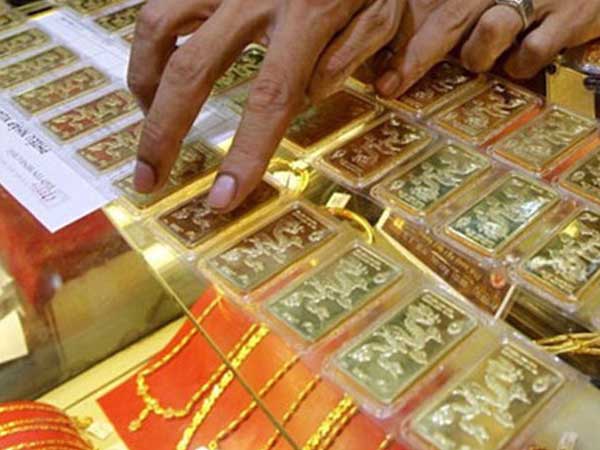 Vàng trong nước lại đắt hơn vàng thế giới gần 4 triệu đồng/lượng