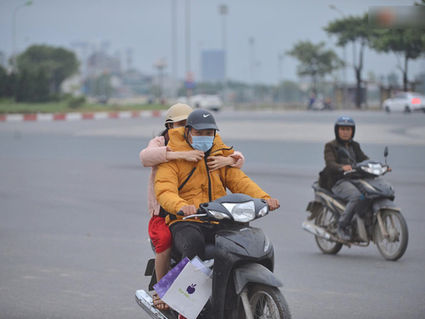 Chùm ảnh: Không khí lạnh rất mạnh tràn về, người dân Hà Nội co ro trong áo phao và những cái ôm