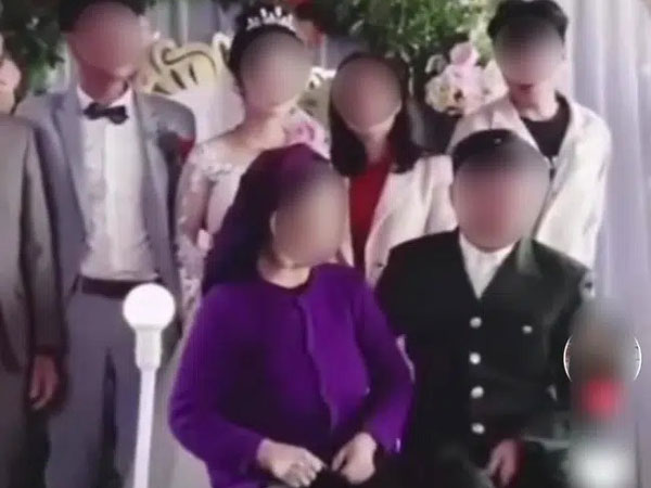 Cụ ông giơ tay định khoác vai bị cụ bà 'đi đường quyền' ngay trên sân khấu đám cưới cháu, màn xử sự cuối cùng lại càng bất ngờ hơn nữa